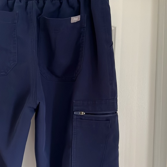 Figs Navy Yola™ - Skinny Scrub
Pants 2.0
S - Navy - Picture 6 of 6